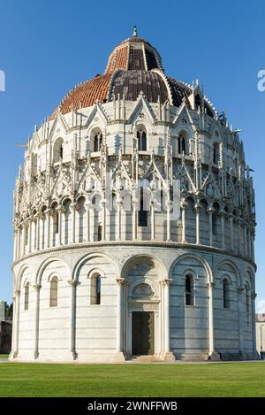 Il Battistero sulla Piazza dei Miracoli a Pisa, Toscana, Italia Foto Stock