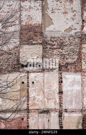 Muro del vecchio edificio con resti di parte distrutta dell'edificio Foto Stock