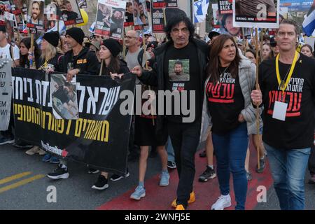 Gerusalemme, Israele. 2 marzo 2024. Le famiglie di ostaggi a Gaza e gli ex ostaggi Uniti da migliaia di sostenitori arrivano a Gerusalemme quasi concludendo una marcia di quattro giorni da Kibbutz Reim per terminare stasera in una manifestazione in Piazza Parigi in città. Israele è stato coinvolto in una guerra contro Hamas a seguito di un massiccio fuoco di razzi dalla Striscia di Gaza in Israele il 7 ottobre 2023, infiltrazione di uomini armati palestinesi nel territorio israeliano, massacro di 1.400 donne e bambini civili nelle loro case e presa in ostaggio di circa 240 civili, compresi bambini e bambini, e soldati. 134 rimangono in capt Foto Stock