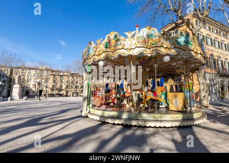 Colorata giostra in Piazza Napoleone nel centro storico della città medievale di Lucca, Italia Foto Stock