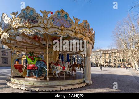 Colorata giostra in Piazza Napoleone nel centro storico della città medievale di Lucca, Italia Foto Stock