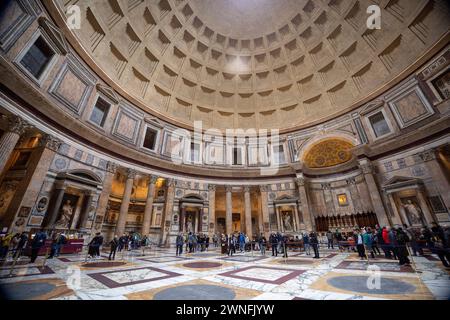 Roma, Italia - 03 marzo 2023 - dentro il Pantheon, Roma, Italia. L'antico Pantheon romano è un'attrazione turistica di Roma. Le persone visitano il vecchio tempio, la chiesa, la PAN Foto Stock