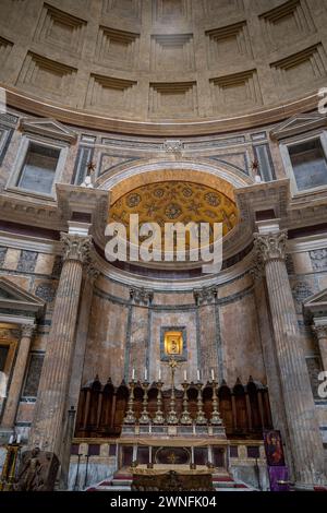 Roma, Italia - 03 marzo 2023 - l'Antico Pantheon romano è un'attrazione turistica di Roma. Panorama dell'interno del Pantheon. Immagine orizzontale dell'altare INS Foto Stock
