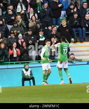 Easter Road Stadium, Edimburgo. Scozia Regno Unito. 2 marzo 24 Cinch Premiership Match Hibernian vs Ross County . Dylan Levitt di Hibs celebra il suo gol con il collega marcatore Myziane Maolida di Hibs (17) Credit: eric mccowat/Alamy Live News Foto Stock
