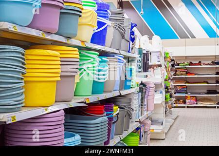 lavabi e secchi di plastica colorati sul bancone di un supermercato Foto Stock