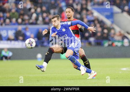 L'Harry Winks di Leicester City viene sfidato dai Queens Park Rangers Chris Willock durante la seconda metà della partita del campionato Sky Bet tra Leicester City e Queens Park Rangers al King Power Stadium di Leicester, sabato 2 marzo 2024. (Foto: John Cripps | mi News) crediti: MI News & Sport /Alamy Live News Foto Stock