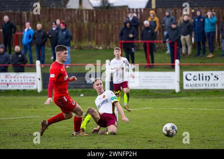 Bonnyrigg, Scozia. 2 marzo 2024. James Berry (8 - Stenhousemuir) sembra aver segnato, ma la palla si aggira ampiamente Credit: Raymond Davies / Alamy Live News Foto Stock