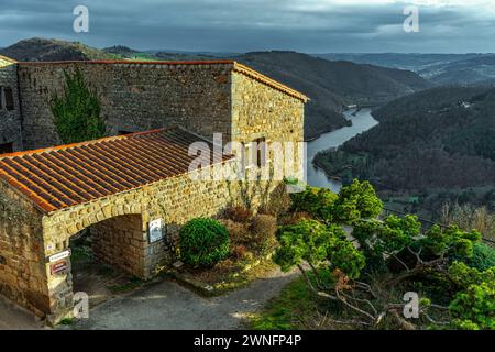 Gole della Loira viste dal villaggio medievale di Chambles. Chambles, dipartimento della Loira, regione Auvergne-Rhône-Alpes, Francia, Europa Foto Stock