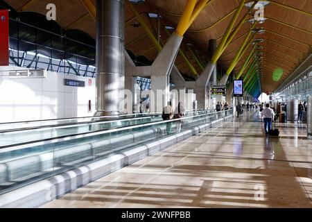 Madrid, Spagna - 17 maggio 2014 - i viaggiatori attraversano corridoi e passerelle mobili all'aeroporto internazionale Barajas di Madrid, Spagna Foto Stock