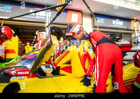 Lusail, Qatar. 2 marzo 2024. KUBICA Robert (pol), AF Corse, Ferrari 499P, ritratto, pitstop, arrêt aux stand, ambientazione durante i 1812 KM DI Qatar Airways Qatar, 1° round del Campionato Mondiale Endurance FIA 2024, dal 29 febbraio al 02 marzo 2024 sul circuito Internazionale Losail di Lusail, Qatar - foto Thomas Fenetre/DPPI Credit: DPPI Media/Alamy Live News Foto Stock