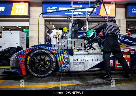 Lusail, Qatar. 2 marzo 2024. DI RESTA Paul (gbr), Peugeot TotalEnergies, Peugeot 9x8, pitstop, stand arrêt aux, atmosfera durante i 1812 KM DI Qatar Airways Qatar, 1° round del Campionato Mondiale Endurance FIA 2024, dal 29 febbraio al 02 marzo 2024 sul circuito Internazionale Losail di Lusail, Qatar - foto Thomas Fenetre/DPPI Credit: DPPI Media/Alamy Live News Foto Stock