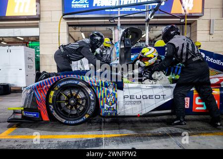 Lusail, Qatar. 2 marzo 2024. VANDOORNE Stoffel, Peugeot TotalEnergies, Peugeot 9x8, pitstop, stand arrêt aux, atmosfera durante i 1812 KM DI Qatar Airways Qatar, 1° round del Campionato Mondiale Endurance FIA 2024, dal 29 febbraio al 02 marzo 2024 sul circuito Internazionale Losail di Lusail, Qatar - foto Thomas Fenetre/DPPI Credit: DPPI Media/Alamy Live News Foto Stock