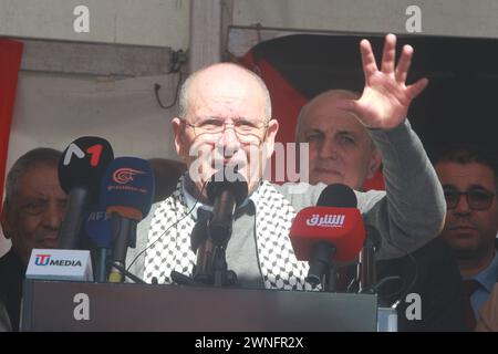 Kasbah, Tunisi, Tunisia. 2 marzo 2024. Il segretario generale dell'UGTT, Noureddine Taboubi, durante la manifestazione organizzata nella Kasbah, di fronte alla sede del governo, alla presenza di migliaia di suoi sostenitori e giornalisti della stampa locale e straniera, ha parlato di diritti sindacali, i diritti economici e sociali fintantoché non saranno garantiti i diritti civili e individuali. (Immagine di credito: © Chokri Mahjoub/ZUMA Press Wire) SOLO PER USO EDITORIALE! Non per USO commerciale! Foto Stock