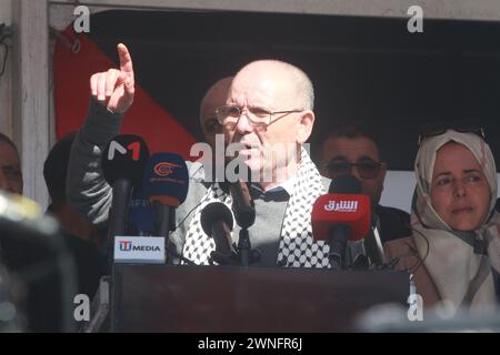 Kasbah, Tunisi, Tunisia. 2 marzo 2024. Il segretario generale dell'UGTT, Noureddine Taboubi, durante la manifestazione organizzata nella Kasbah, di fronte alla sede del governo, alla presenza di migliaia di suoi sostenitori e giornalisti della stampa locale e straniera, ha parlato di diritti sindacali, i diritti economici e sociali fintantoché non saranno garantiti i diritti civili e individuali. (Immagine di credito: © Chokri Mahjoub/ZUMA Press Wire) SOLO PER USO EDITORIALE! Non per USO commerciale! Foto Stock