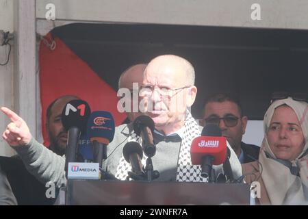 Kasbah, Tunisi, Tunisia. 2 marzo 2024. Il segretario generale dell'UGTT, Noureddine Taboubi, durante la manifestazione organizzata nella Kasbah, di fronte alla sede del governo, alla presenza di migliaia di suoi sostenitori e giornalisti della stampa locale e straniera, ha parlato di diritti sindacali, i diritti economici e sociali fintantoché non saranno garantiti i diritti civili e individuali. (Immagine di credito: © Chokri Mahjoub/ZUMA Press Wire) SOLO PER USO EDITORIALE! Non per USO commerciale! Foto Stock