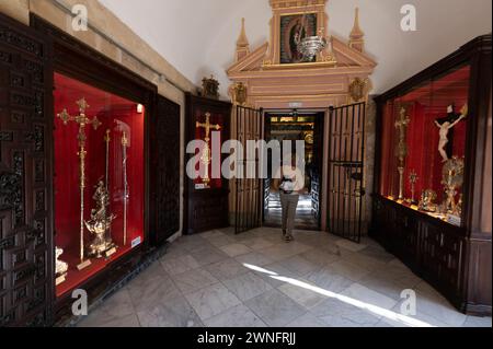 Moschea/Cattedrale di Cordova accanto alla Cappella di Santa Teresa e Tesoro Catedralicio si trovano le sale del tesoro con mostre d'oro e d'argento Foto Stock