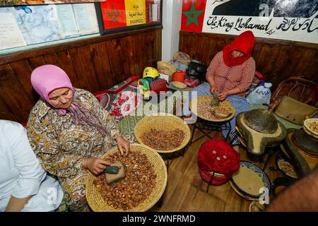 Marrakech, Marocco - 28 maggio 2019 - donne musulmane che producono olio di argan nel suk tradizionale di Jemma Dar Fna in Marocco. Produzione di olio di argan utilizzato per il cosmo Foto Stock