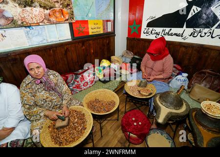 Marrakech, Marocco - 28 maggio 2019 - donne musulmane che producono olio di argan nel suk tradizionale di Jemma Dar Fna in Marocco. Produzione di olio di argan utilizzato per il cosmo Foto Stock