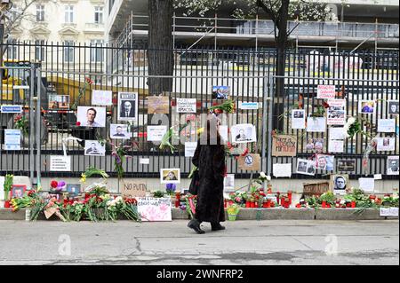 Vienna, Austria. 2 marzo 2024. Commemorazione di Alexei Navalny di fronte all'ambasciata russa a Vienna Foto Stock