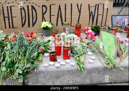 Vienna, Austria. 2 marzo 2024. Commemorazione di Alexei Navalny di fronte all'ambasciata russa a Vienna Foto Stock