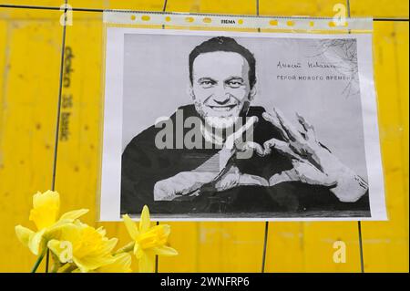 Vienna, Austria. 2 marzo 2024. Commemorazione di Alexei Navalny di fronte all'ambasciata russa a Vienna Foto Stock