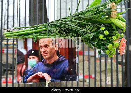 Vienna, Austria. 2 marzo 2024. Commemorazione di Alexei Navalny di fronte all'ambasciata russa a Vienna Foto Stock