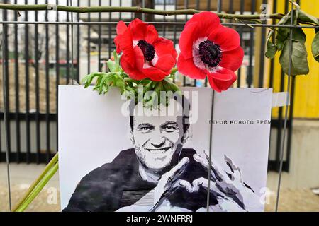 Vienna, Austria. 2 marzo 2024. Commemorazione di Alexei Navalny di fronte all'ambasciata russa a Vienna Foto Stock