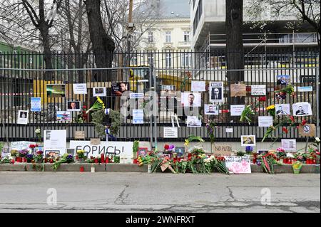 Vienna, Austria. 2 marzo 2024. Commemorazione di Alexei Navalny di fronte all'ambasciata russa a Vienna Foto Stock