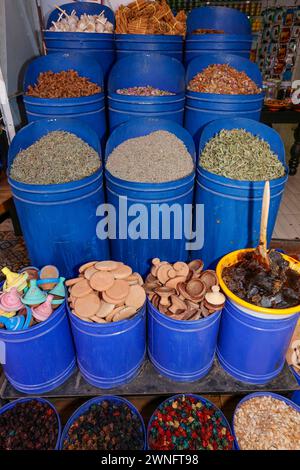 Spezie ed erbe colorate in vendita in piazza Jeema el Fna a Marrakech. Marocco. Street stal al mercato tradizionale del Marocco. Foto Stock