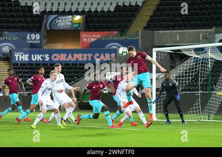 Swansea, Galles. 11 marzo 2019. Conor Coventry del West Ham United Under 23 dirige il pallone in trasferta durante la partita di Premier League 2 tra Swansea City Under 23 e West Ham United Under 23 al Liberty Stadium di Swansea, Galles, Regno Unito, l'11 marzo 2019. Crediti: Duncan Thomas/Majestic Media. Foto Stock