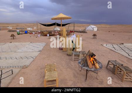 Una vista panoramica di un sito glamping al tramonto nel deserto di Agafay, vicino a Marrakech in Marocco Foto Stock