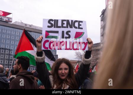 Milano, Italia - 24 febbraio 2024: marcia di protesta pro-Palestina e raduno a Milano. Migliaia di persone marciano in solidarietà con la Palestina e l'occupazione anti-Israele Foto Stock