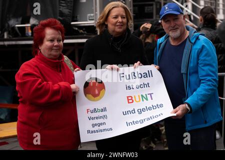 Dimostrazione anti AFD a Duisburg Bundestagspräsidentin Bärbel Bas Unter dem motto Duisburg ist echt BUNT fand eine gemeinsame Anti AFD Demonstration der DGB Gewerkschaften Niederrhein statt. Der DGB Hat viele gesellschaftliche Gruppen zu einer gemeinsamen Demonstration gegen Ausgrenzung, Hass und Hetze eingeladen. CA. 15000 Teilnehmer beteiligten sich an der Demo. Duisburg Deutschland Nordrhein-Westfalen / NRW *** manifestazione antiAFD a Duisburg Presidente del Bundestag Bärbel Bas Una manifestazione antiAFD congiunta dei sindacati DGB del basso Reno ha avuto luogo con il motto Duisburg is r Foto Stock