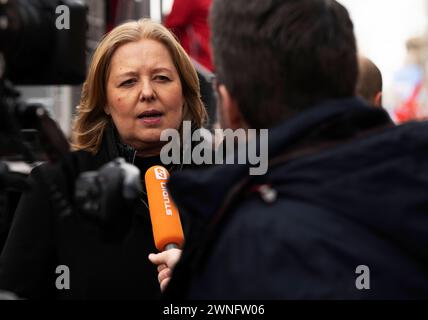 Dimostrazione anti AFD a Duisburg Bundestagspräsidentin Bärbel Bas Unter dem motto Duisburg ist echt BUNT fand eine gemeinsame Anti AFD Demonstration der DGB Gewerkschaften Niederrhein statt. Der DGB Hat viele gesellschaftliche Gruppen zu einer gemeinsamen Demonstration gegen Ausgrenzung, Hass und Hetze eingeladen. CA. 15000 Teilnehmer beteiligten sich an der Demo. Duisburg Deutschland Nordrhein-Westfalen / NRW *** manifestazione antiAFD a Duisburg Presidente del Bundestag Bärbel Bas Una manifestazione antiAFD congiunta dei sindacati DGB del basso Reno ha avuto luogo con il motto Duisburg is r Foto Stock