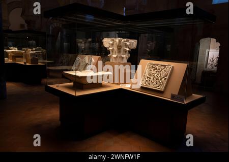 Una mostra archeologica nella Moschea-Cattedrale di Cordova in Andalusia nel sud della Spagna, nella più vicina vetrata, è una mostra a forma di cuneo Foto Stock