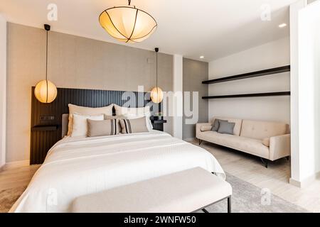 un'immagine di un letto appena fatto della camera da letto principale di immobili mediterranei Foto Stock