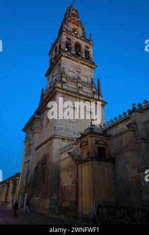 All'imbrunire si trova il campanile sagomato, parte della moschea/cattedrale di Cordova in Andalusia, Spagna meridionale. Il campanile sul sito del primo Foto Stock