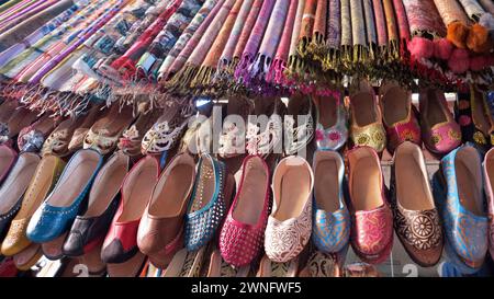 Scarpe orientali in vendita su Jemaa el-Fnaa è una piazza e un mercato. Quartiere Medina di Marrakech Foto Stock