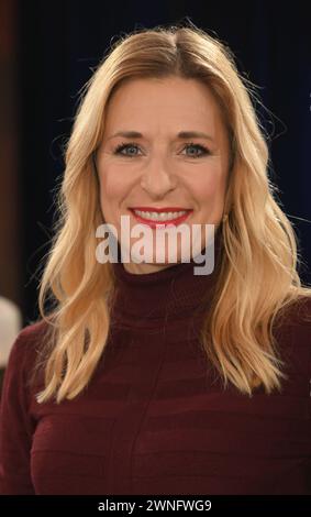 Colonia, Germania. 1 marzo 2024. La cantante Stefanie Hertel è ospite del talk show WDR Kölner Treff Credit: Horst Galuschka/dpa/Horst Galuschka dpa/Alamy Live News Foto Stock