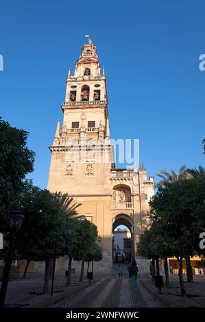 Il campanile alto 54 metri e gli archi adiacenti si immergono nella luce del sole del mattino presto sul sito del minareto della Moschea di Abd al-Rahman 11 dal Pati Foto Stock