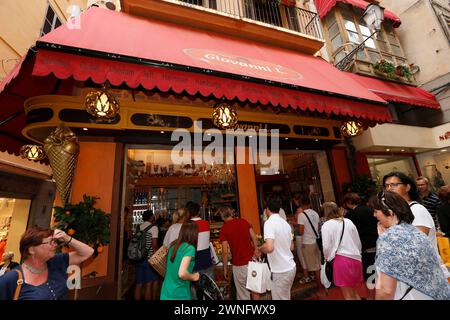 Palma di Maiorca, Spagna - 12 giugno 2014 - persone in alcune delle migliori gelaterie di Palma di Maiorca Foto Stock