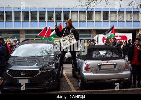 Milano, Italia - 24 febbraio 2024: marcia di protesta pro-Palestina e raduno a Milano. Migliaia di persone marciano in solidarietà con la Palestina e l'occupazione anti-Israele Foto Stock