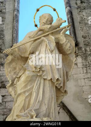 Rovine del XIV-XV secolo gotico chiesa Igreja do Carmo a Lisbona, Portogallo. Danneggiata dal terremoto del 1755. Foto Stock