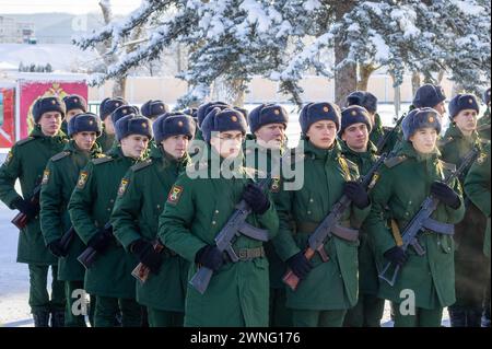 Maykop, Russia - 13 gennaio 2024: Giovani soldati artiglieri in uniforme verde con fucili d'assalto Kalashnikov in formazione sul parad Foto Stock