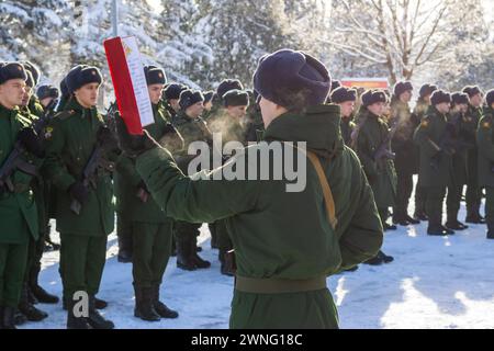 Maykop, Russia - 13 gennaio 2024: I giovani soldati prestano giuramento militare sul campo da parata di fronte a una linea di soldati in una mattina d'inverno Foto Stock