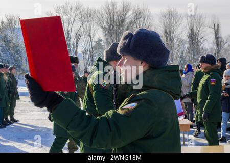 Maykop, Russia - 13 gennaio 2024: I giovani soldati prestano giuramento militare sul campo da parata di fronte a una linea di soldati in una mattina d'inverno Foto Stock