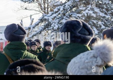 Maykop, Russia - 13 gennaio 2024: Genitori e parenti stanno in piedi sul campo della parata durante il giuramento militare da parte delle reclute in una mattina d'inverno Foto Stock