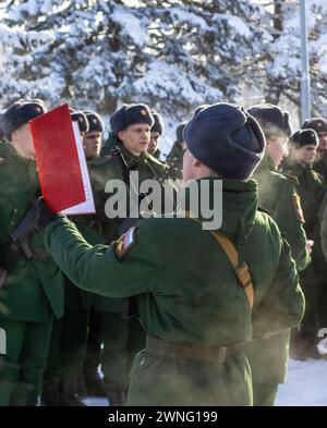 Maykop, Russia - 13 gennaio 2024: I giovani soldati prestano giuramento militare sul campo da parata di fronte a una linea di soldati in una mattina d'inverno Foto Stock