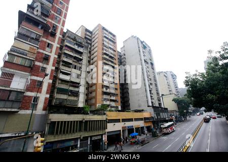 Caracas, Venezuela - 08 maggio 2014 - veduta degli edifici residenziali su una delle strade principali di Caracas, Venezuela Foto Stock