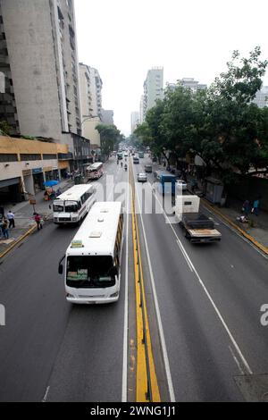 Caracas, Venezuela - 8 maggio 2014 - traffico di auto e autobus su una delle strade principali di Caracas, Venezuela Foto Stock